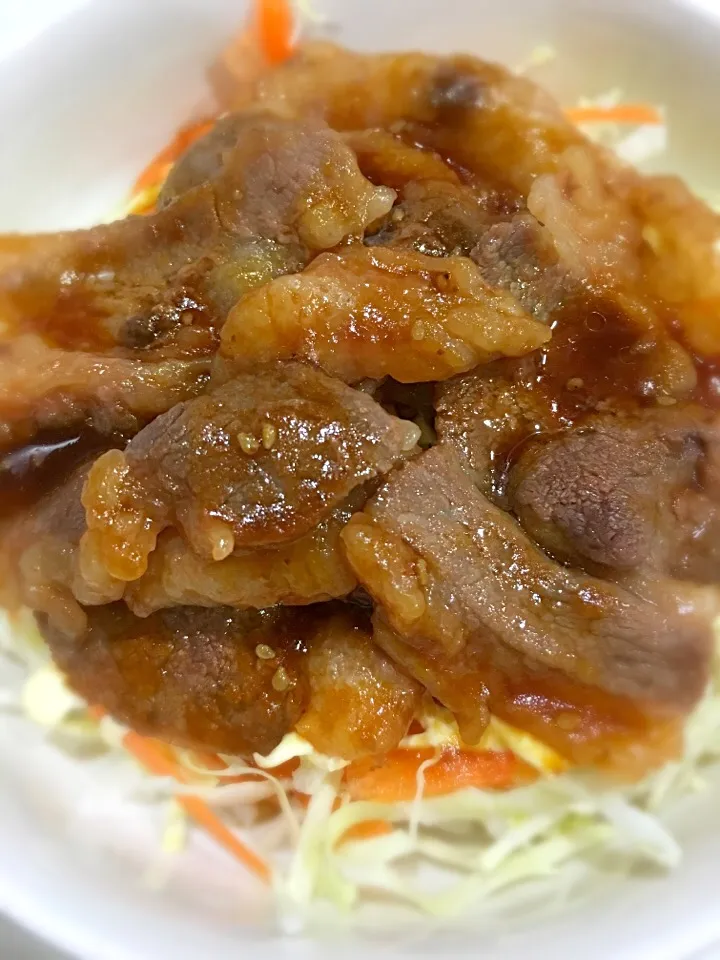 【彼ご飯☆焼肉丼】
お肉の下に千切り野菜でカサ増し(^_^)
この他にお味噌汁・卵焼きで少しは、お腹に溜まるかな？|さちさん