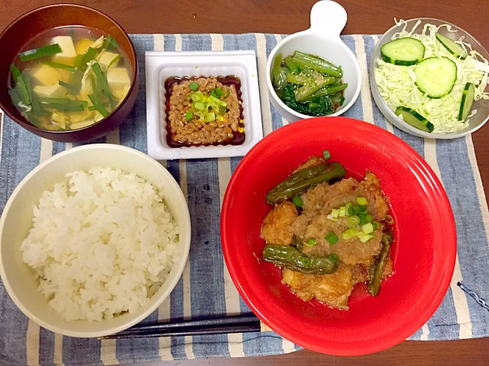 唐揚げとシシトウのみぞれ煮。小松菜中華風おひたし。ニラたまに豆腐のお吸い物。|kayonさん