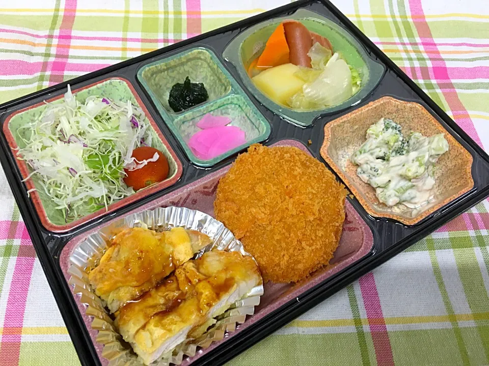 Snapdishの料理写真:ポークステーキ ステーキソース 日替わり弁当 豊川市宅配|Naokazu Kuritaさん