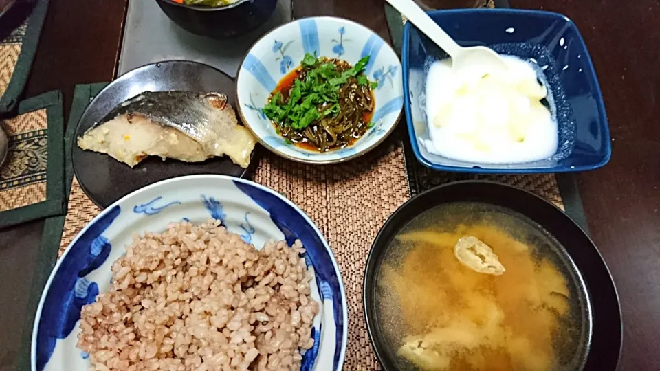 銀だら&めかぶ&舞茸の味噌汁&ヨーグルト|まぐろさん