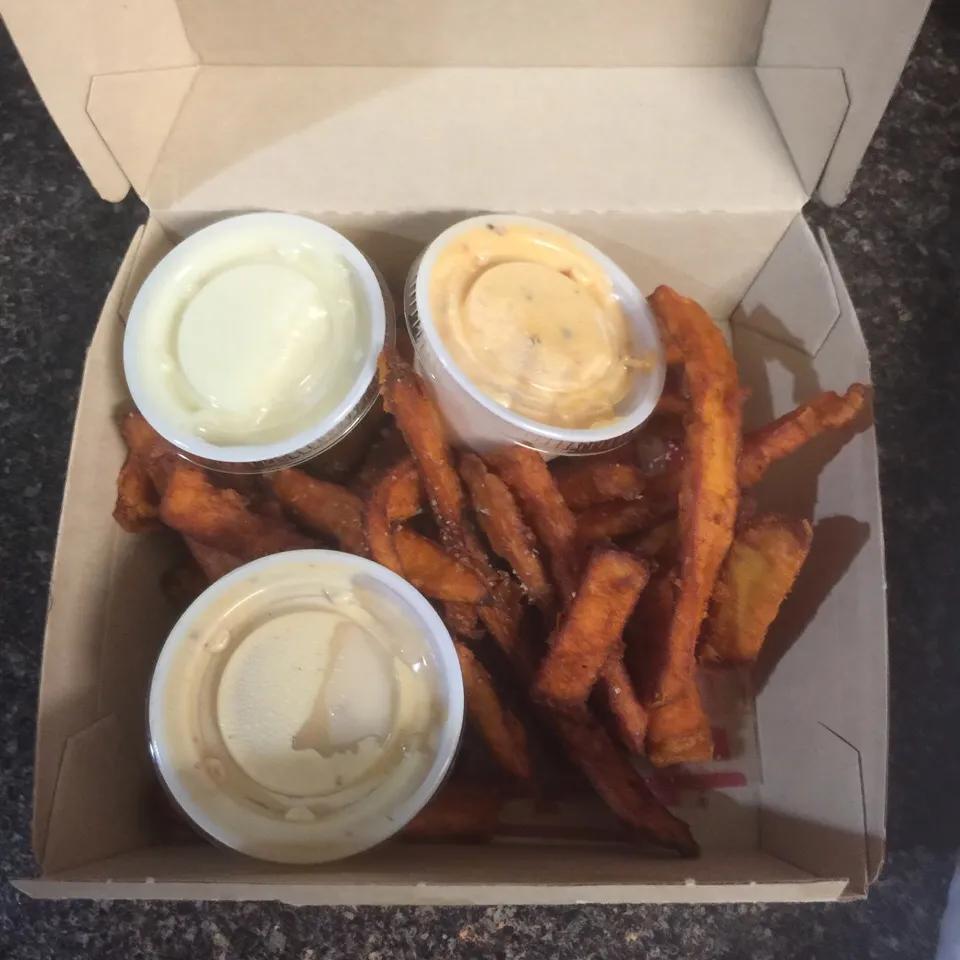 Sweet Potato Fries & dips-sriracha chile lime, BBQ Ranch, maple flavored cream cheese sauce|Richard Thompsonさん