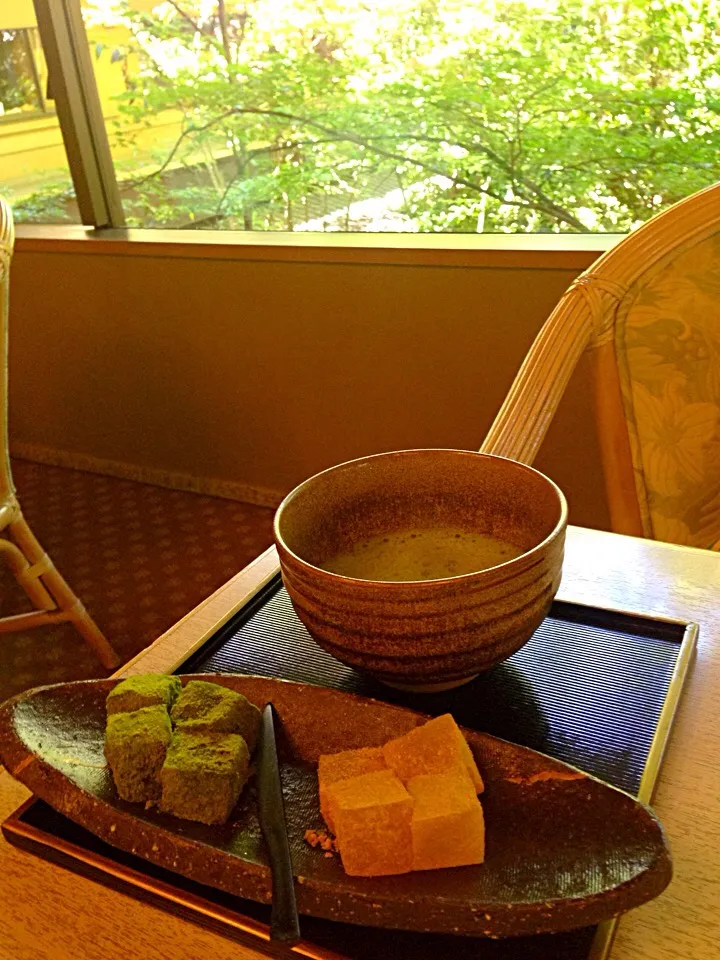 Snapdishの料理写真:わらび餅と抹茶セット🍵|えいぽんさん