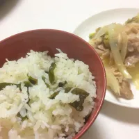 Snapdishの料理写真:炊き込みごはんと豚肉レモン炒め|LOUPEのオフィスごはんさん