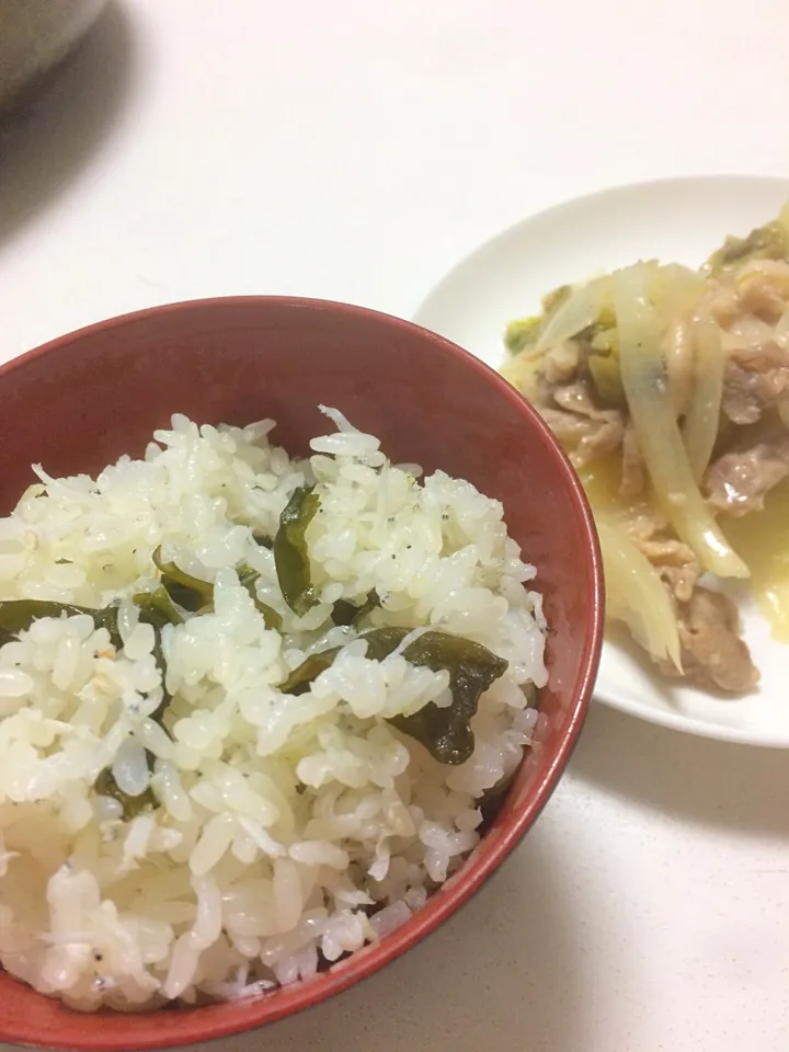 炊き込みごはんと豚肉レモン炒め|LOUPEのオフィスごはんさん