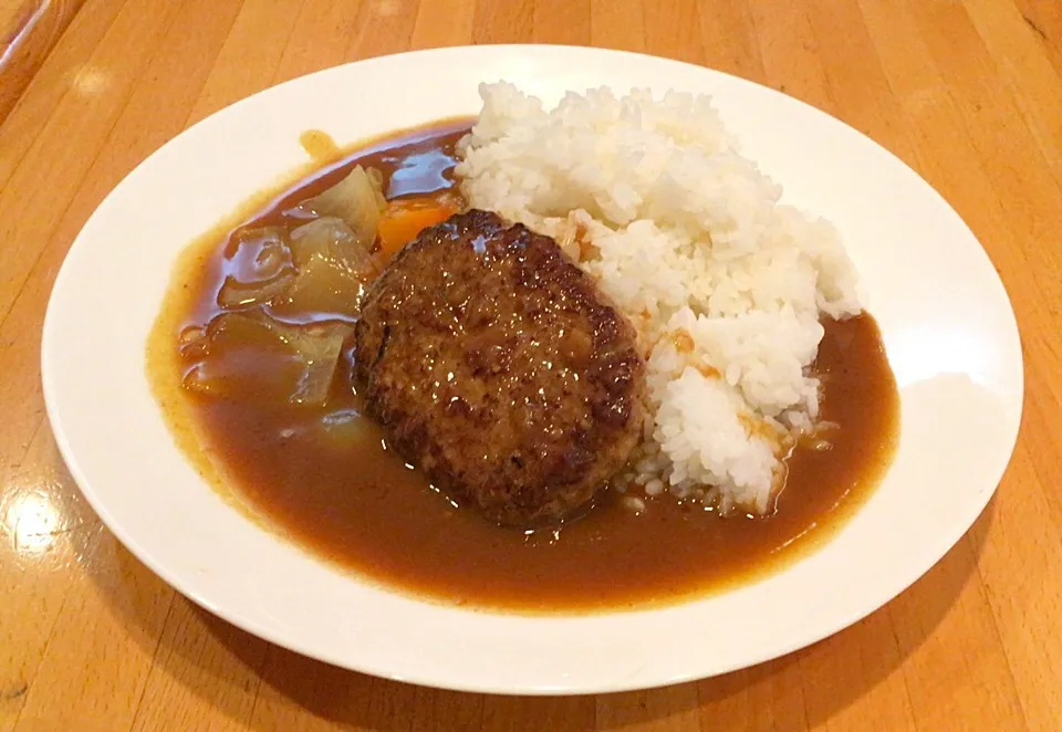 ハンバーグカレーを頂きました。|momongatomoさん