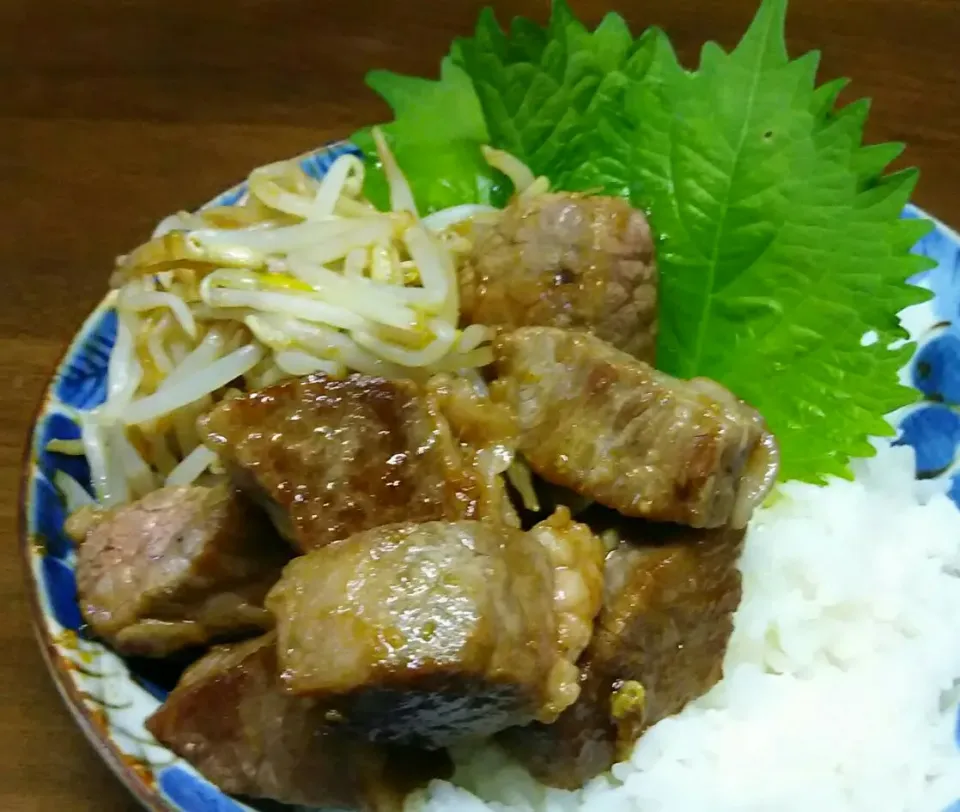 サイコロステーキ丼🐮😋|あらいぐまのしっぽさん