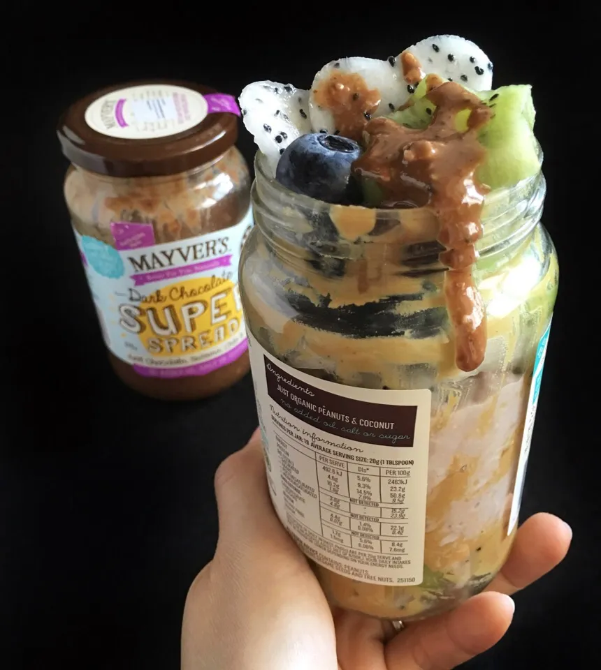 Oats in a peanut butter jar, with fruits and dark chocolate spread|coxiella24さん