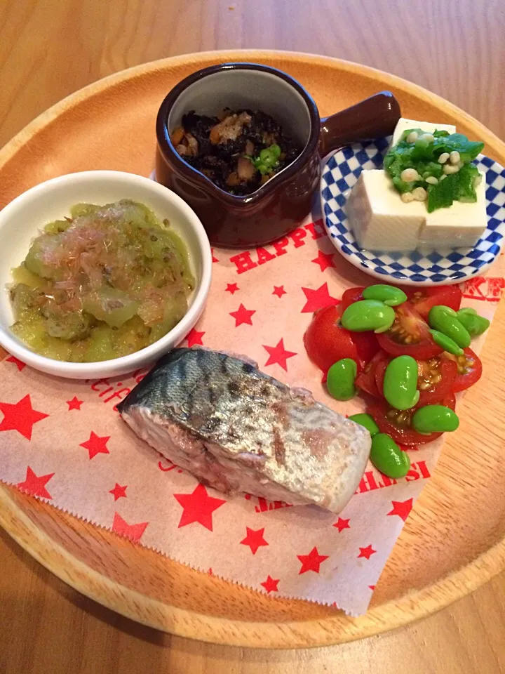 離乳食後期
〜7/15夕飯〜
☆焼き鯖
☆なすのかつぶし和え
☆ひじき煮
☆おくらのせ豆腐
☆プチトマト&枝豆
☆軟飯|airi-nさん