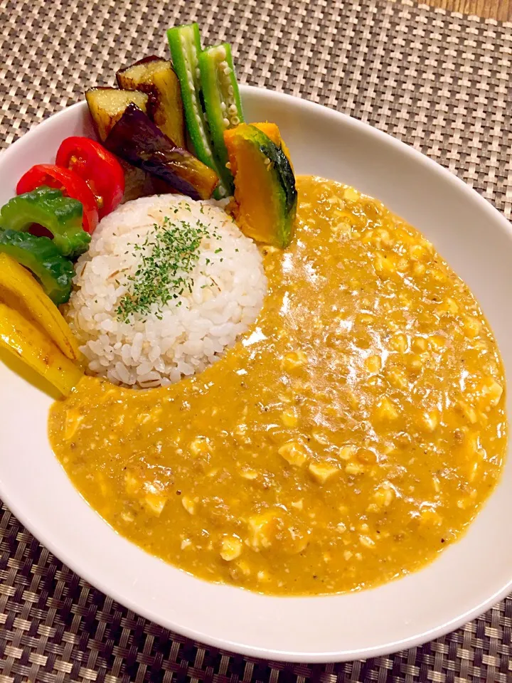 1人ご飯🍃夏野菜とお豆腐の豆乳入りキーマカレー🍛🍆🍅|まみりんごさん