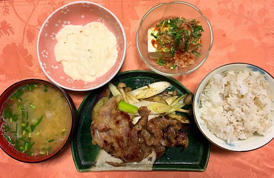 Snapdishの料理写真:豚肉塩麹焼き 麦とろご飯 冷奴 大根の味噌汁|Junko Tominagaさん