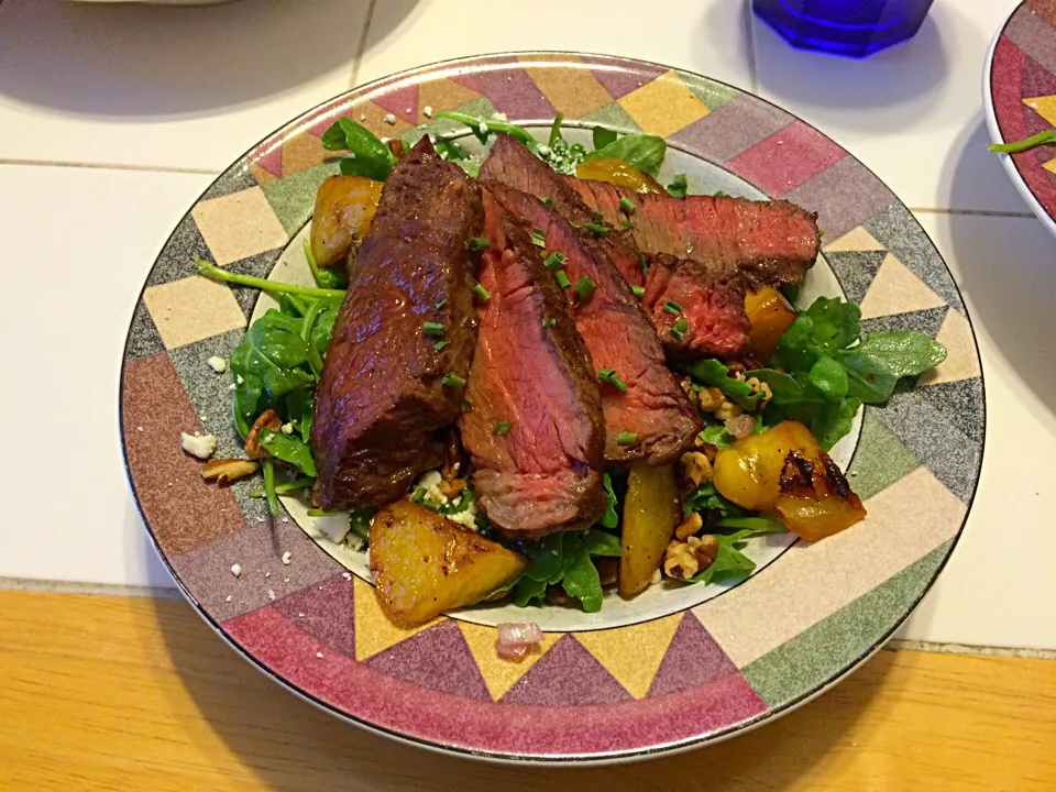 Snapdishの料理写真:Seared Steak & Charred Necatrine Salad|cassieさん