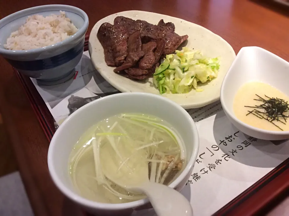 今日の夕飯は牛タン定食🐮これからプチグルメ旅が始まります✌️😋|アライさんさん