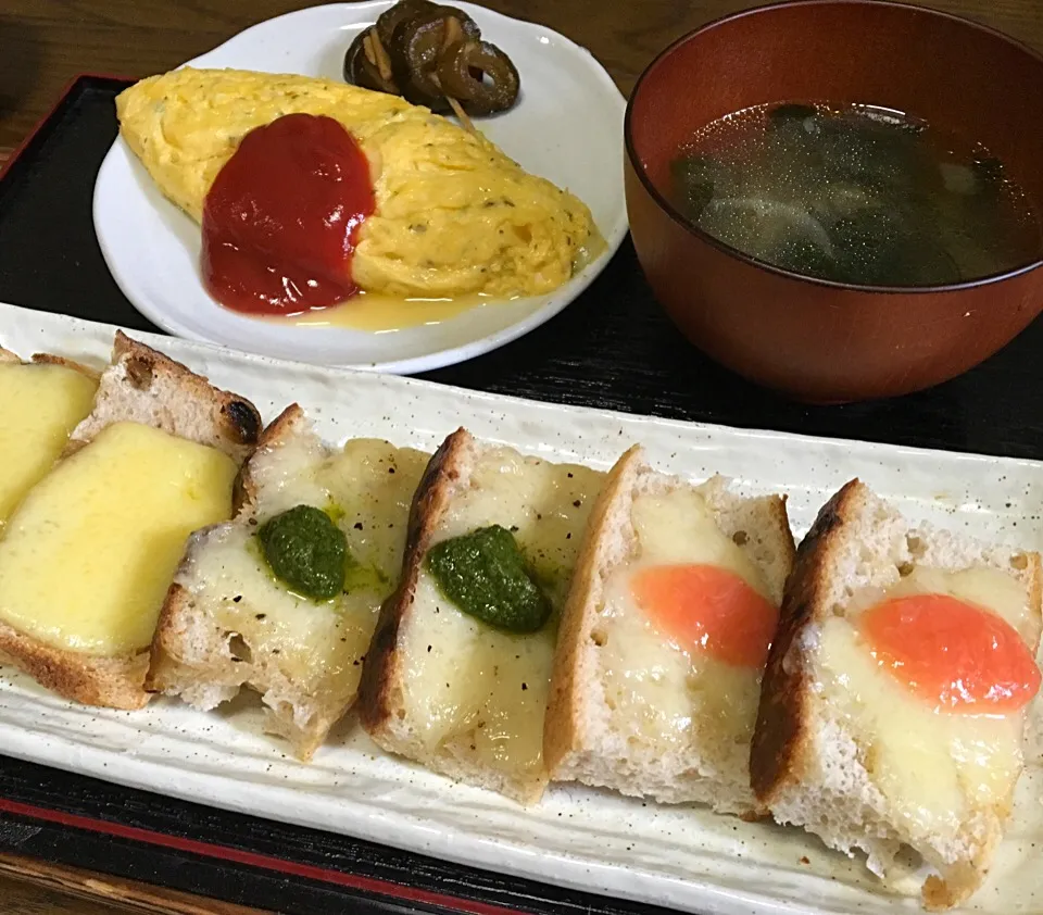 昼ごはん フォカッチャ＆グリーンレーズンパンをコンテチーズで フォカッチャにはジェノバソースとプラムジャム  コンテチーズいりオムレツとワカメのスープ|ぽんたさん