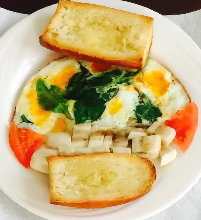 Blue eggs with a little cheddar spinach side baguette butter and banana|Polly Annaさん