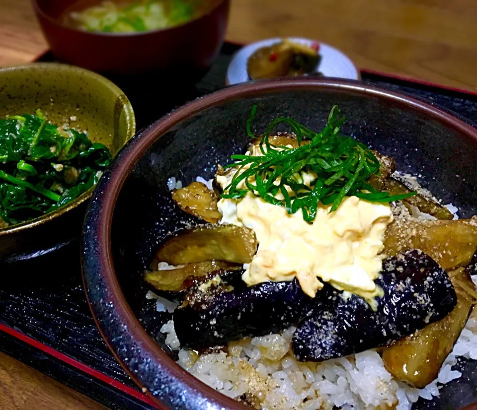 晩ごはん  🍆なすどん🍆 モロヘイヤ胡麻味噌和え 自家製きゅうりのQちゃん漬   キャベツと玉ねぎのスープ|ぽんたさん