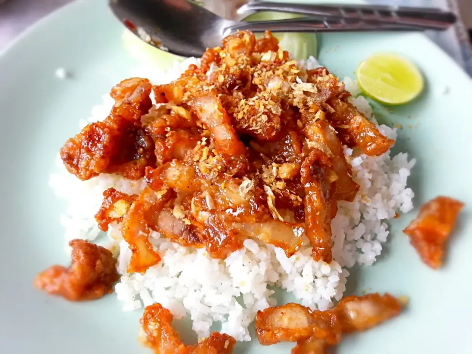 Crispy pork หมูกระเทียมราดข้าว|Heartさん