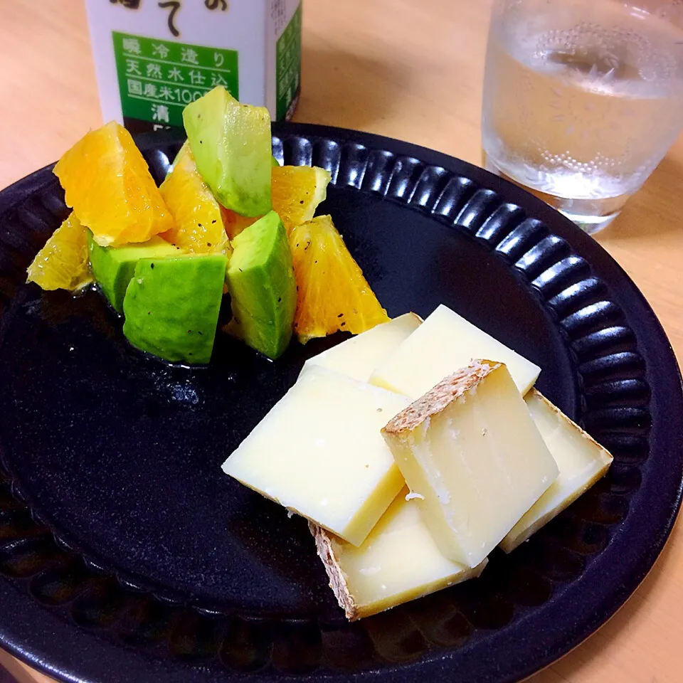 Snapdishの料理写真:コンテチーズとアボカドとオレンジのサラダ添え &純米酒 #コンテイベント|たまこっこさん