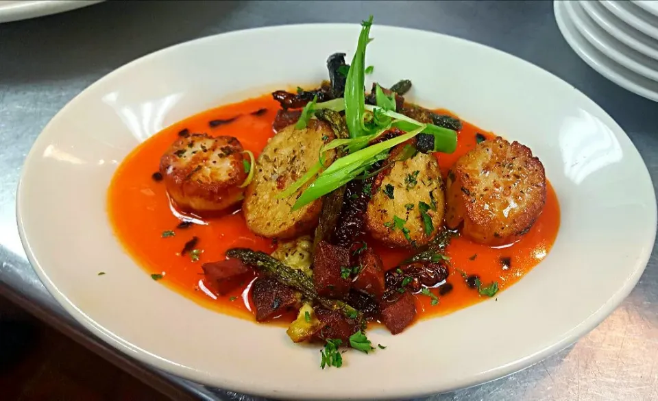 seared scallops w/red pepper coulis and poached potato medley|chef Charlesさん