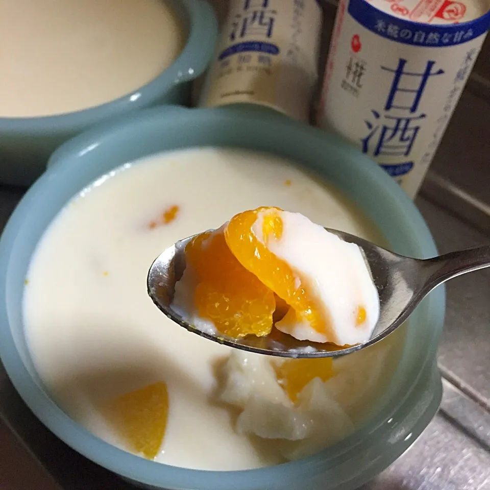 牛乳と甘酒に寒天を溶かして固めただけです。お砂糖いらず、甘みがあり美味しかった＼(^o^)／|やまもと みちえさん