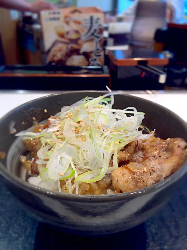 Snapdishの料理写真:ネギ塩牛カルビ丼、小盛り🐮@吉野家 品川駅港南口店|おかっぴーさん