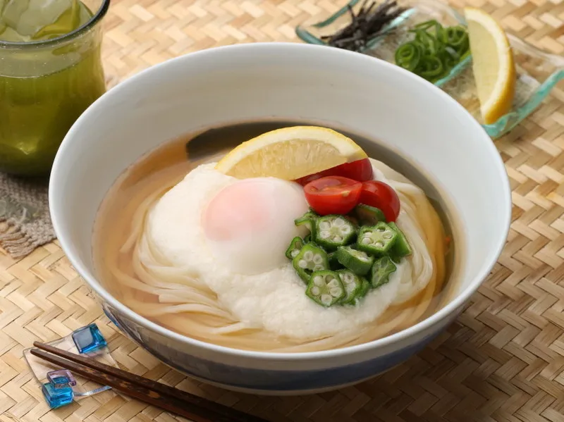 手作りつゆで味わう、ねばとろ野菜の冷やしかけうどん #AllAbout|All About 料理レシピさん