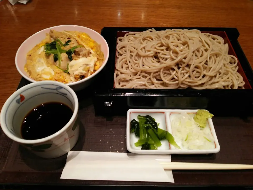 Snapdishの料理写真:昼飯は親子丼セット@羽田空港|kamekameさん