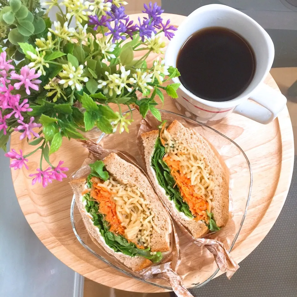 Snapdishの料理写真:7/16❤︎海鮮塩焼きそば&クリームチーズ❤︎amoサンド|Makinsさん