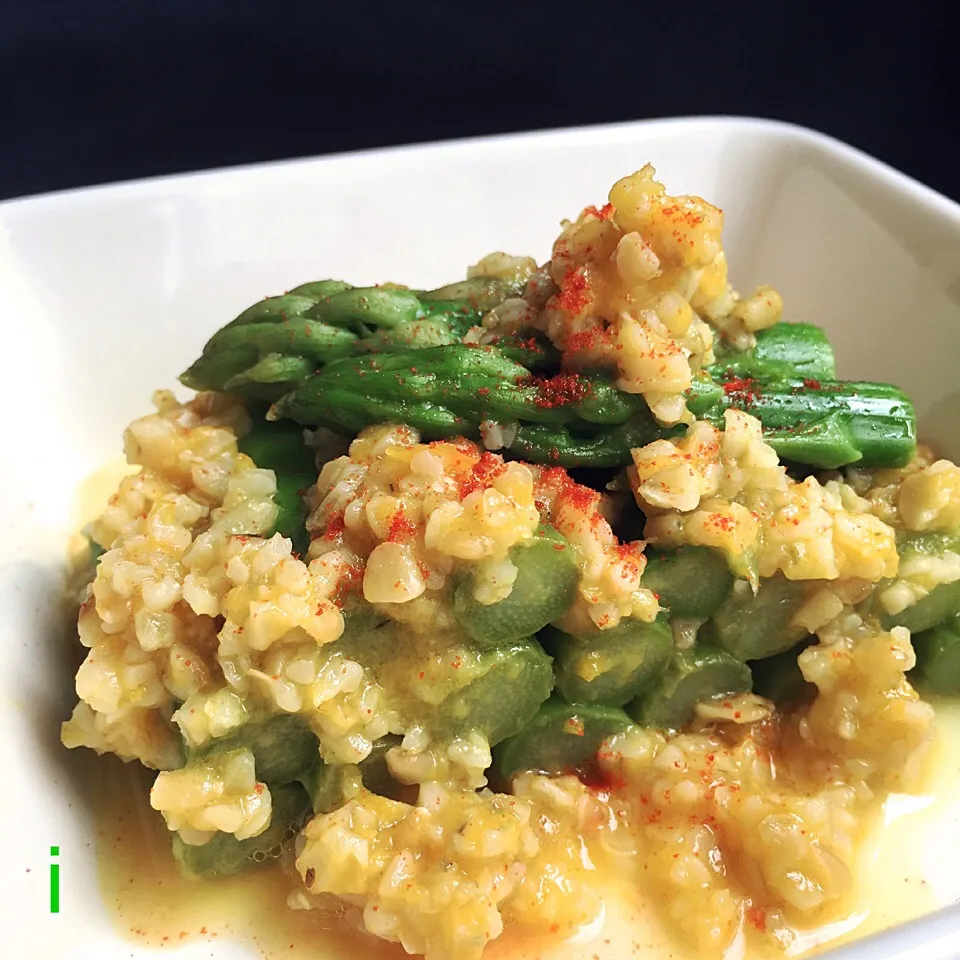 アスパラガスのフリーカ&パプリカソース和え 【Asparagus dressed with freekeh and paprika sauce】|izoomさん