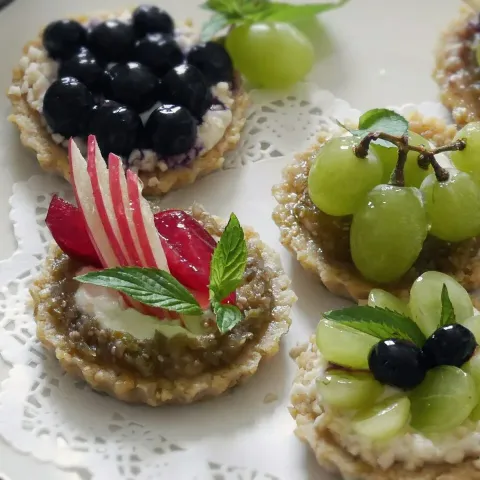 「スーパーフード　フリーカ」を使ってみたSnapdishの料理・レシピ写真:Vegan Fruit Tarts／スーパーフード “フリーカ”のタルトレット