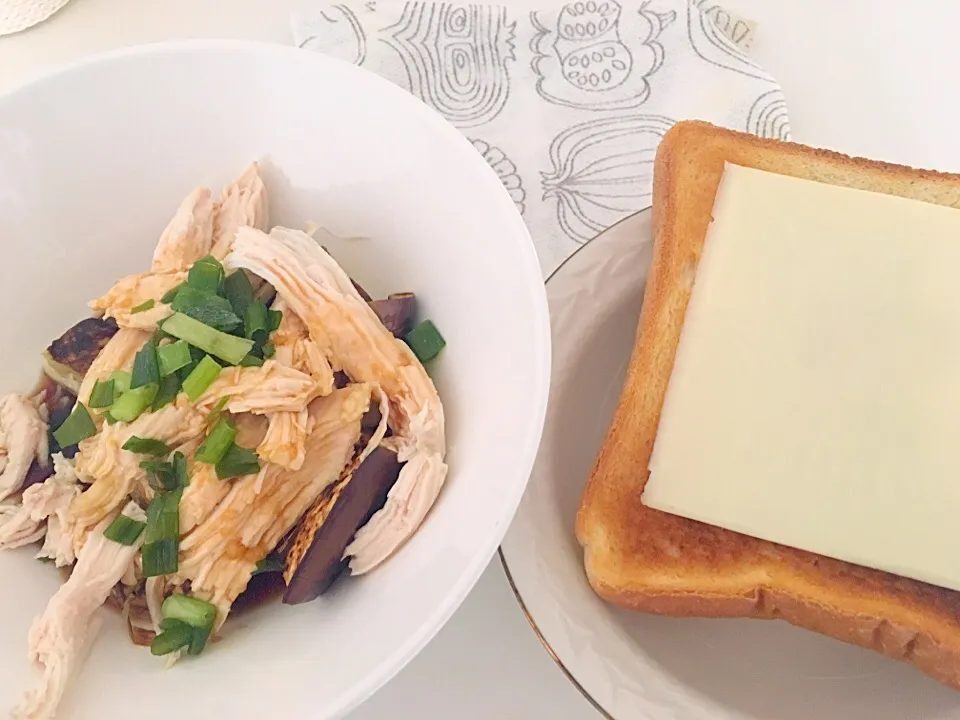 蒸し鶏と焼きナスのしょゆポン炒め|おちゃづけさん