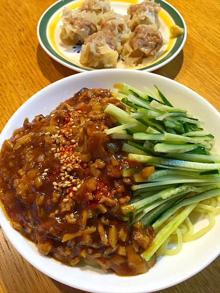 炸醤麺と
フライパンで簡単  シュウマイ|まつださんさん