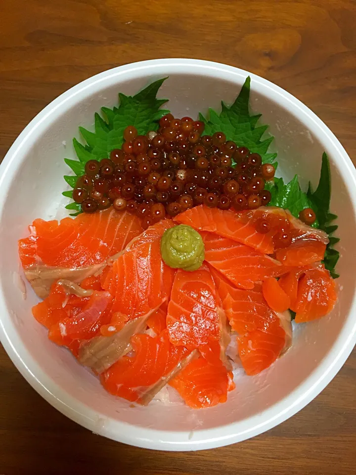 Snapdishの料理写真:鮭とイクラの親子丼|かおりんさん