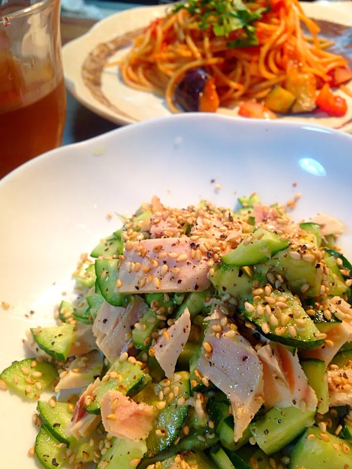 夏のお肌のためのサラダ💕 マグロのオリーブ油漬け&アボカド胡瓜に黒胡椒と胡麻を散らし醤油で味付け|ちなみんさん