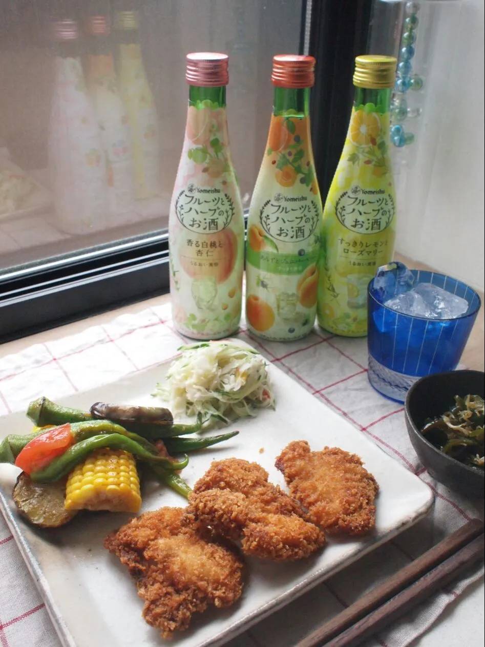 Snapdishの料理写真:フルーツとハーブのお酒とチキンカツ&夏野菜の焼きびたし|sachayaさん