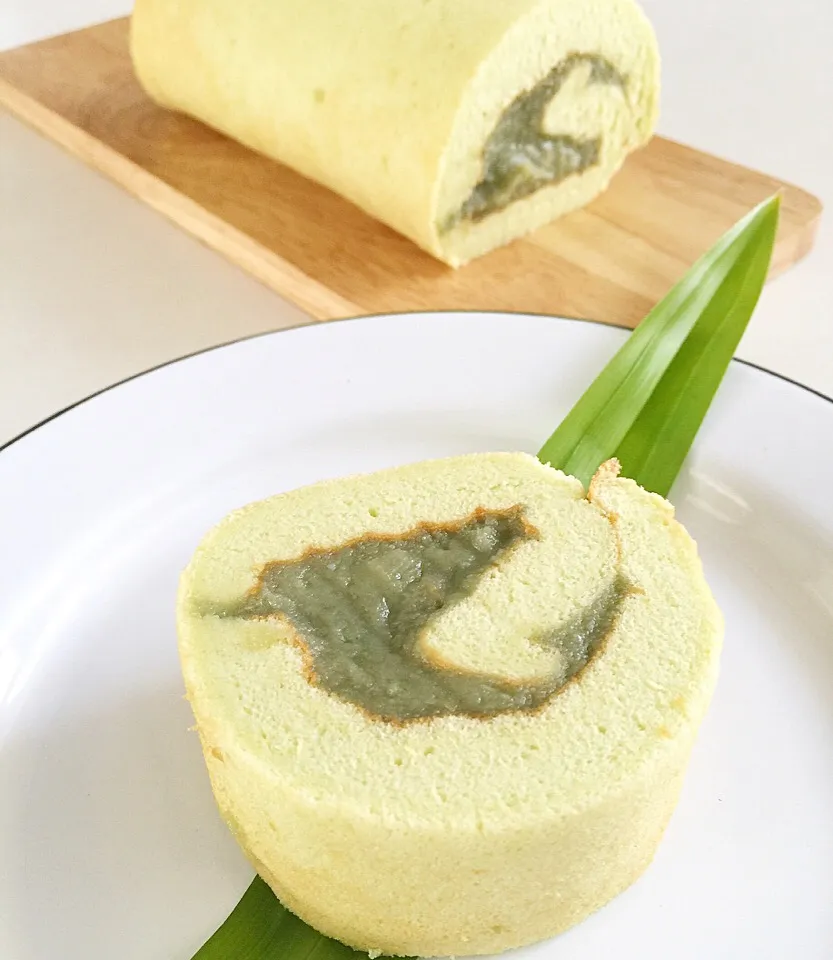 Pandan (screwpine) soufflé roll filled with kaya (coconut jam)|12Dragonさん