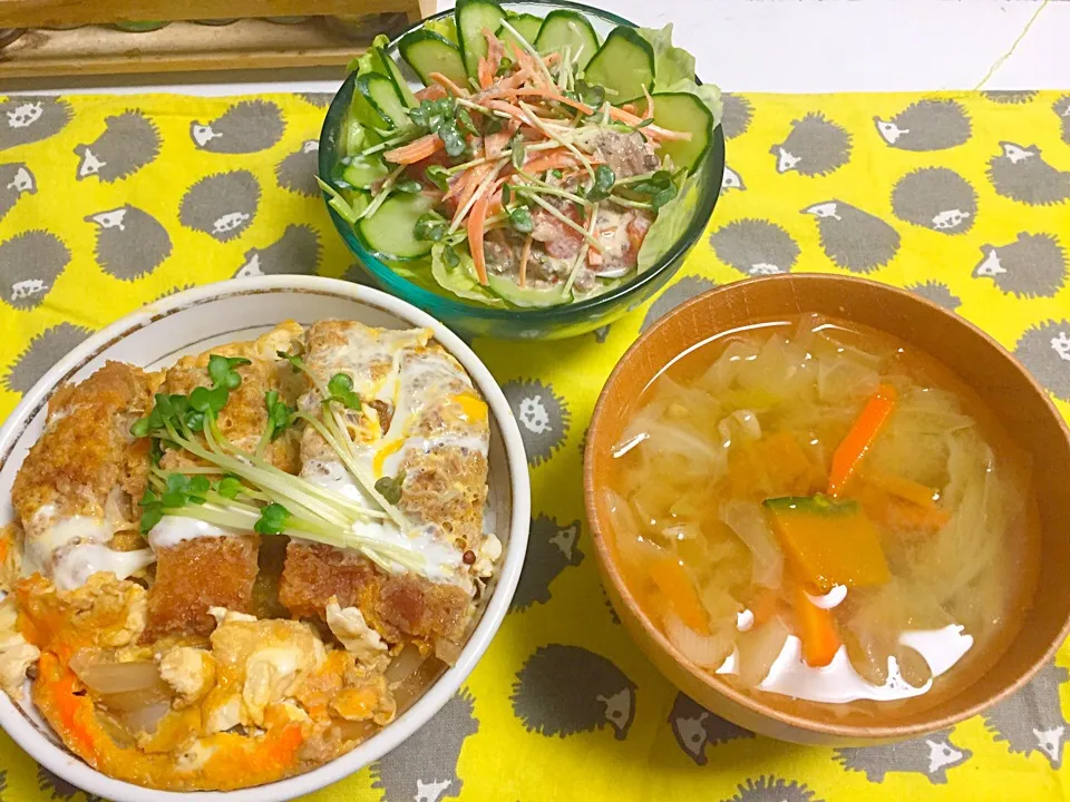 キャベツと南瓜のお味噌汁  かつ丼  オイルサーディンのサラダ|石川洋子さん