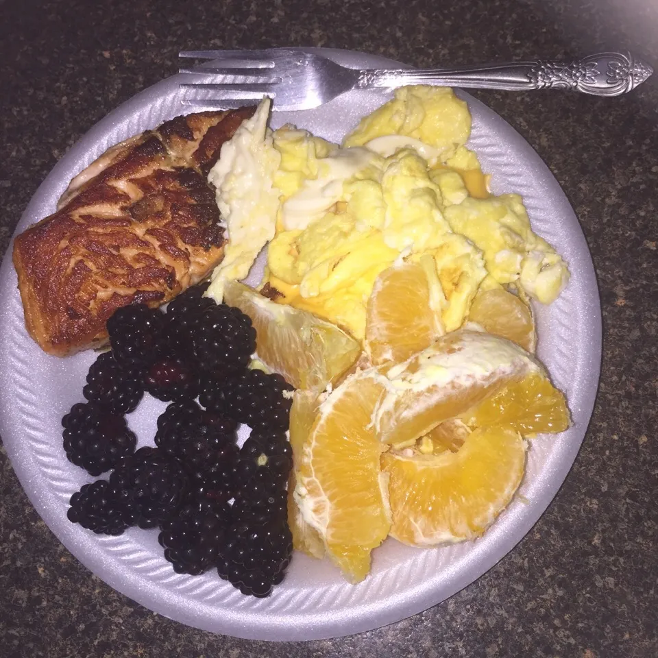 Scrambled eggs, salmon, blackberries & orange pieces.|Richard Thompsonさん