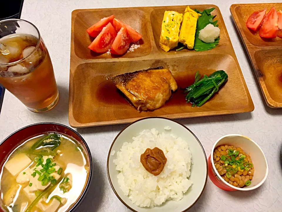 晩御飯
▽ブリの照り焼き
▽ほうれん草のお浸し
▽ネギ入り出し巻き卵
▽冷やしトマト
▽納豆
▽お味噌汁(ほうれん草、豆腐、揚げ)
▽白ご飯に梅干し|小林　 茜さん