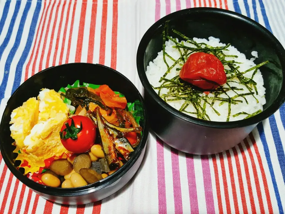 お弁当。鶏チリ野菜と出し巻きとお豆さんと小鮎。|エリカさん