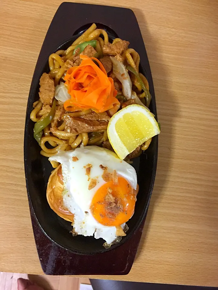 I love yakisoba, with pork and vegetable with hot butter bread with sunny side up egg.|Jefferson M. Macalindongさん