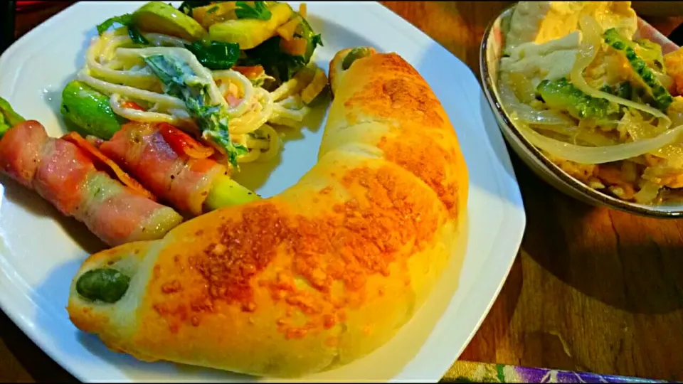 塩豆パン🎵で、朝ごぱん🍞
サラダスパ💛 アスパラベーコン巻き🍀 ゴーヤチャンプルー💜 セロリの浅漬け🌿|メイメイda.さん