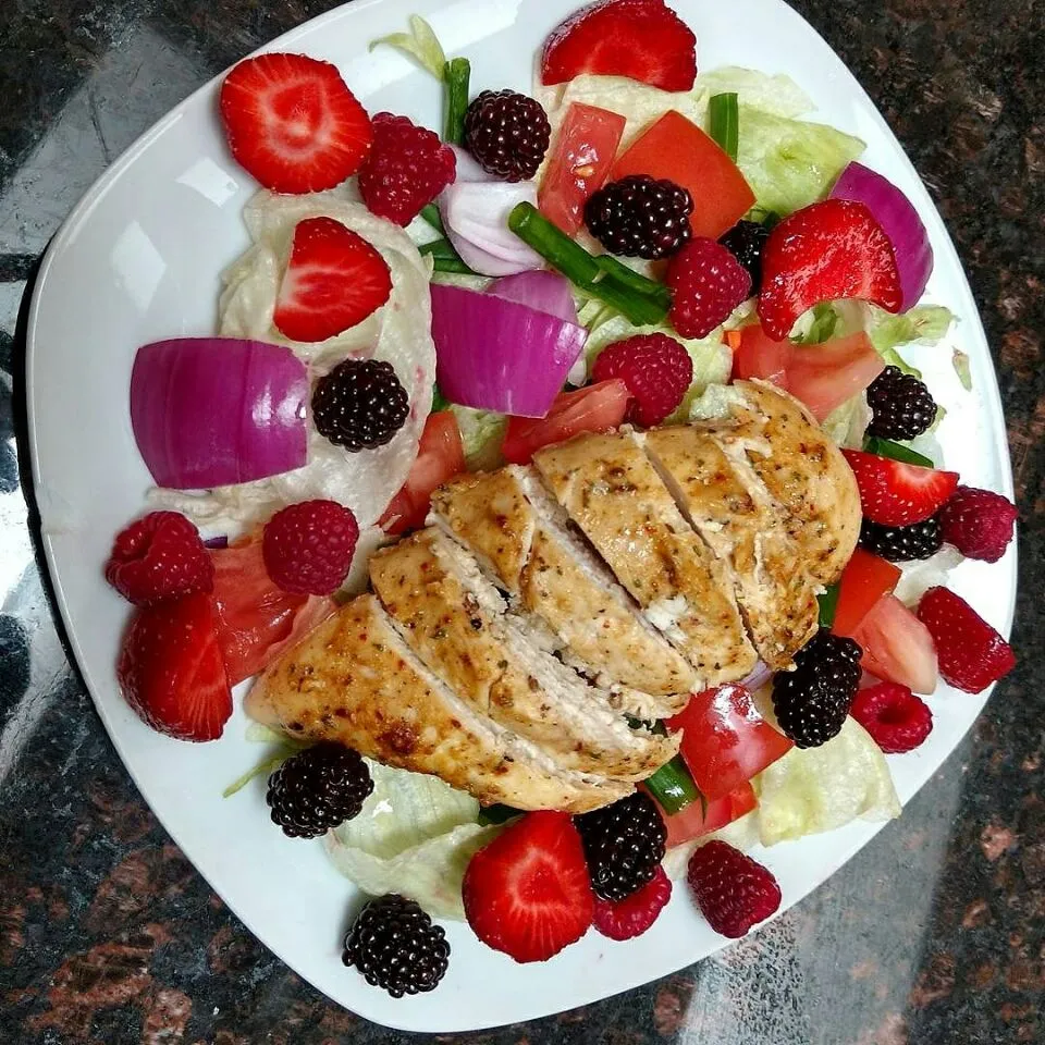 Homemade chicken berries salad|paulaさん