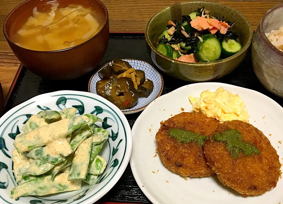 晩ごはん  メンチカツジェノバソースで 卵サラダ  モロッコインゲン胡麻味噌マヨネーズ和え  鮭ときゅうりとワカメの酢の物  きゅうりのQちゃん漬 キャベツと玉ねぎの味噌汁 麦飯|ぽんたさん