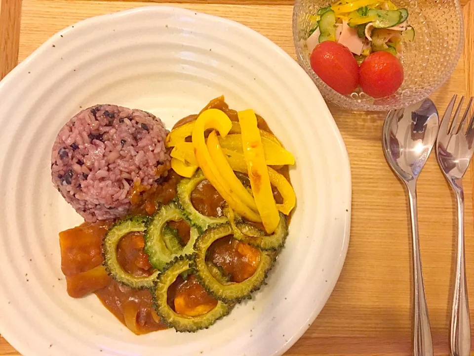 …おうちdeちゃちゃっとランチ😊 （トマトたっぷり🍅😆夏野菜のチキンカレー、キュウリとパプリカのオリーブオイルマリネ）|Tinaさん