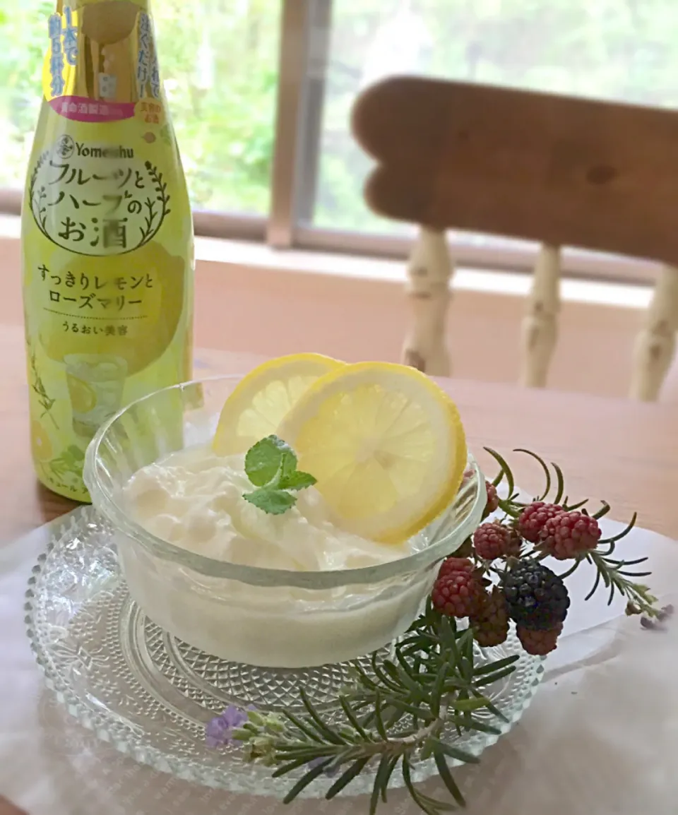 ヨーグルト＆フルーツとハーブのお酒🍋🌿|カタツムリさん