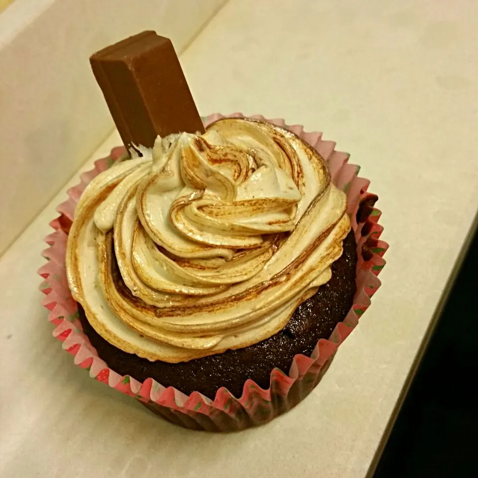 Chocolate cupcake with kit kat frosting|Edible loveさん