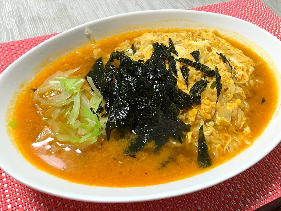 Snapdishの料理写真:昼飲みした週末には、締めラー。
暑くなると食べたくなる辛ラーメン😋|YummyKさん