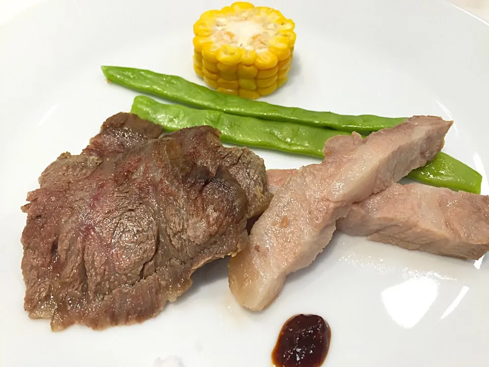 Snapdishの料理写真:オリーブ牛とオリーブ夢豚のロースト|Food is lifeさん