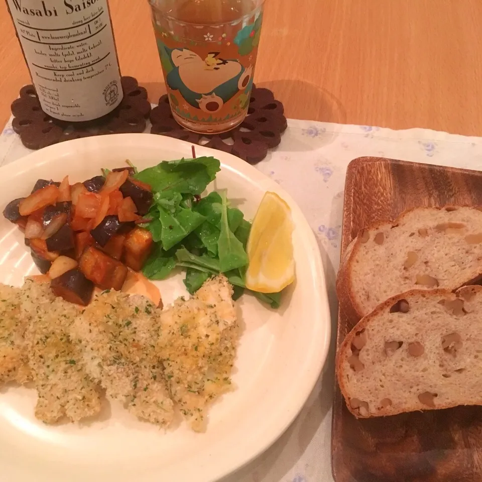 鱈の香草パン粉焼きと茄子のケチャップ炒め、ライ麦パンとわさびセゾン|かぴこさん