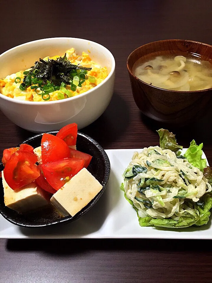 ⭐️ガーリックトマト冷奴
⭐️大根とキュウリのサラダ 柚子胡椒風味
⭐️親子丼
⭐️新玉ねぎとシメジの味噌汁|よっちぃさん